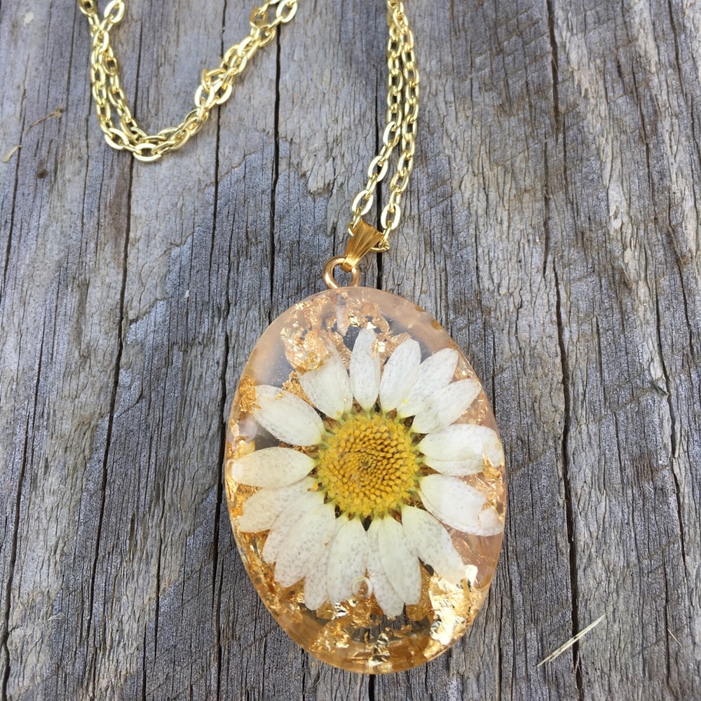 Daisy Resin necklace